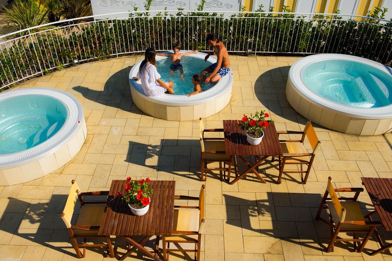 Hotel Milano Helvetia - In Centro Con Piscina Riccione Exterior photo
